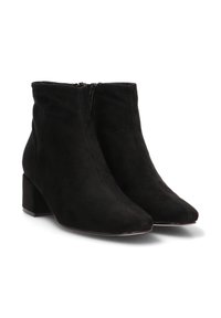 Botines de ante negros hasta el tobillo, con punta afilada y tacón cuadrado. Presentan una cremallera lateral y detalles de costura para un diseño elegante.