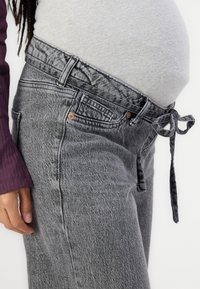 Vero Moda Maternity VMMTESSA WIDE BELT  - Traperice opuštenog kroja - medium grey denim