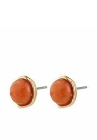 Ronde oranje stenen oorbellen, gezet in onregelmatige gouden metalen frames met zilveren stiften, op een witte achtergrond.
