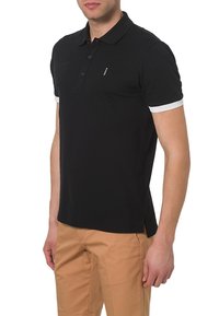 Polo noir en coton, avec un col, une patte de boutonnage à trois boutons et des accents blancs sur les manches. Logo minimaliste sur la poitrine.
