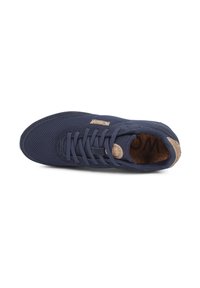Navyblaue Sneaker mit Mesh-Obermaterial, Schnürdesign und kontrastierenden Korkakzenten. Flache Gummisohle und runde Zehenpartie mit Innenpolsterung.