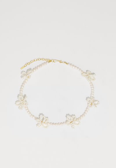 Vitt pärlhalsband med fem blommor av pärlkluster och små pärlad accents, i guldtonad metall och justerbar kedja.