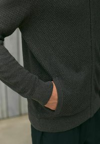 Next TEXTURED THROUGH - Cardigan - charcoal grey