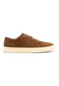 Baskets en daim marron avec un profil bas, un bout arrondi, une semelle en caoutchouc beige et des lacets assortis. Design simple sans motifs ni logos visibles.