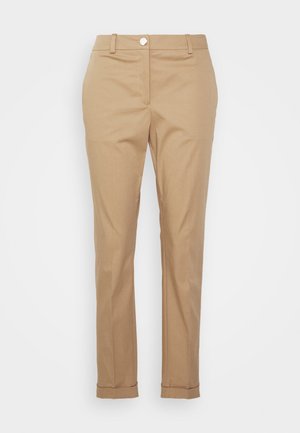 Tan chino's met een getailleerde pasvorm, voorzien van een knoopsluiting, riemlussen en opgerolde zoom. Gemaakt van glad, duurzaam materiaal.