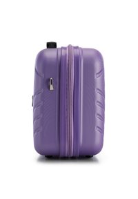 Maleta rígida morada con superficie texturizada, doble cremallera y asa negra. Presenta detalles en ruedas para mayor movilidad y una construcción resistente.