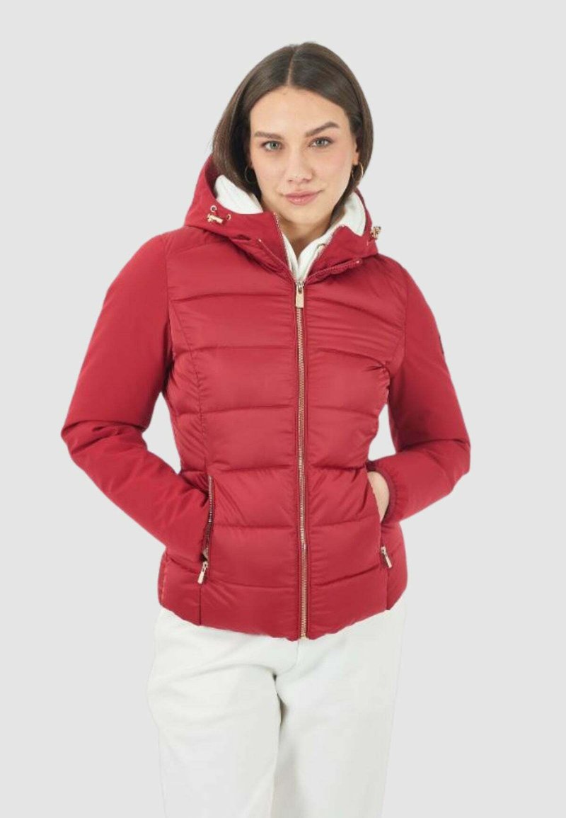 Giacca a vento rossa con zip frontale, cappuccio regolabile e tasche laterali. Presenta un motivo trapuntato e una fodera interna bianca.