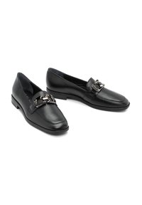 Scarpe mocassino in pelle nera con punta quadrata. Presentano una fibbia decorativa in argento e un tacco basso a blocco. Texture liscia con una finitura lucida.