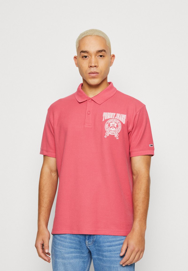 Tommy Jeans VARSITY Poloshirt washed crimson/donkerroze Zalando.be