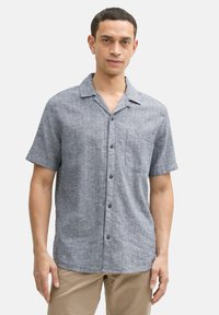 Kurzarmhemd aus leichtem grauem Stoff mit feinem strukturiertem Muster, Kragen, Brusttasche und durchgehender Button-Down-Frontverschluss.