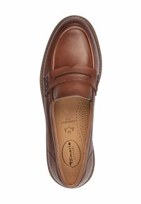Mocassin marron en cuir, à enfiler, avec une sangle cousue et une semelle intérieure confortable étiquetée "Comfort Fit", vu de dessus.