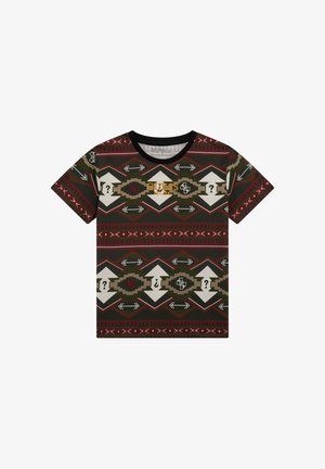 Īsu piedurkņu T-krekls tumši zaļā krāsā ar ģeometriskiem rakstiem sarkanā, baltā un melnā krāsā. Tam ir apaļš kakls un "GUESS EST. 1981" zīmols zeltā.