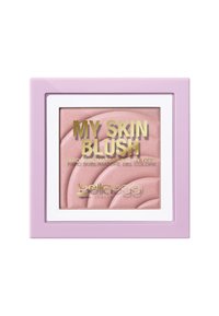 Blush in polvere in una cipria rosa con un design testurizzato. Presenta lettering dorato, bordo bianco e custodia esterna lavanda.