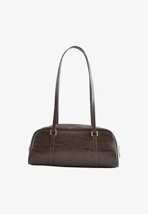 Sac à main en simili cuir marron à motif crocodile avec deux anses, une fermeture éclair et des accents en métal doré. Texture lisse, forme arrondie.
