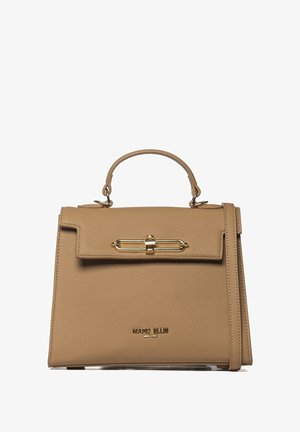 Tasche aus beigefarbenem, genarbtem Leder mit einem oberen Griff, einem abnehmbaren Schultergurt und goldfarbener Hardware, die den Klappenverschluss und das Logo akzentuiert.