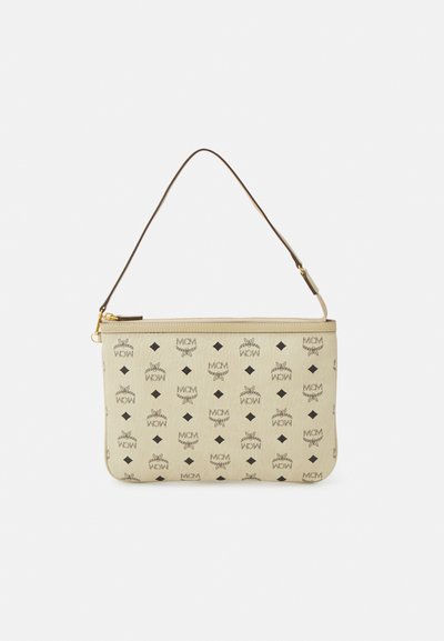 Pochette beige clair avec une finition texturée, arborant des logos imprimés en noir. Elle est dotée d'une fine bandoulière marron et de quincaillerie dorée.
