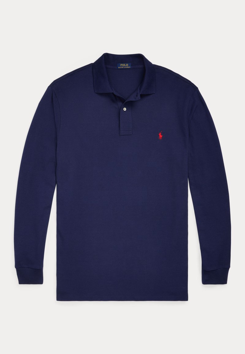 Tmavomodré tričko polo s dlhým rukávom, golierom, dvojgombíkovou légou a malým červeným vyšitým logom na ľavej strane hrudníka.