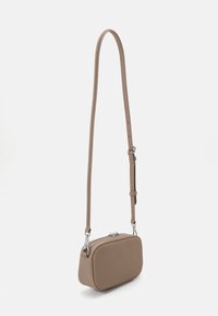 Borsa a tracolla marrone con texture, di forma rettangolare, cinturino regolabile e zip in metallo argentato. Finitura liscia con dettagli minimi.