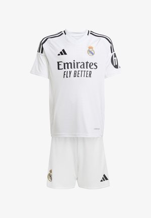 Completo da calcio bianco con maglietta a maniche corte adornata da dettagli neri, logo "Emirates Fly Better" e pantaloni abbinati con il crest del club.