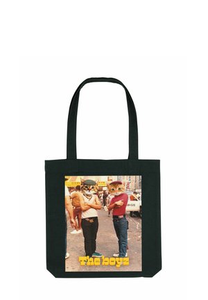 Zwarte tote bag met een grote grafische afbeelding aan de voorkant van twee figuren met kattengezichten, tekst "The boyz" in geel aan de onderkant, van katoenmateriaal, stevige handvatten.