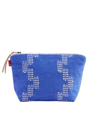 Pochette en tissu bleu avec motif de point géométrique blanc, tirette de fermeture éclair marron et forme rectangulaire.
