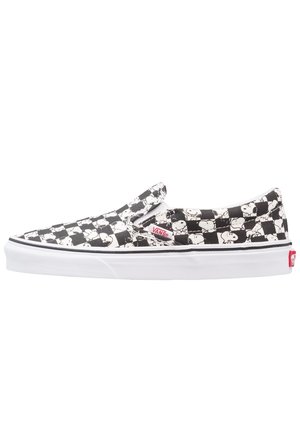Buty Vans typu slip-on w czarno-białą kratę z nadrukiem twarzy Snoopy, biała podeszwa i czerwone metki z logo Vans po bokach i na pięcie.