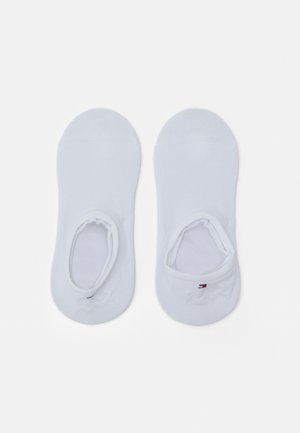 Chaussettes blanches de cheville avec un design sans couture, texture douce et ouvertures élastiques. Comprend un petit logo près du talon.