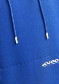 Felpa blu realizzata in morbido tessuto, con tasca a marsupio, cappuccio regolabile e testo bianco del logo sulla parte anteriore bassa.