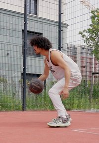 Under Armour ZONE WOVEN - Treniņtērpa apakšdaļas - white clay