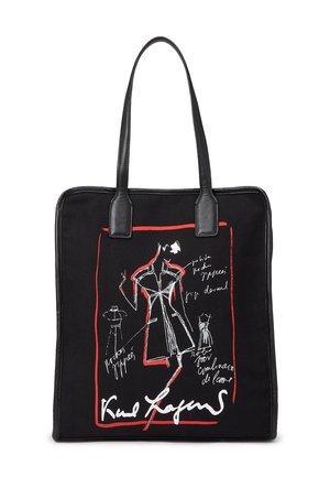 Sac fourre-tout noir avec poignées en cuir présentant une esquisse de mode rouge et blanche ainsi que des notes manuscrites à l'intérieur d'un cadre rectangulaire rouge.
