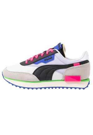 Low-Top Puma Sneaker mit weißem Mesh, schwarzem Lederstreifen, grauem Wildleder, pinken Schnürsenkeln, blauen Akzenten, grünem Mittelsohlenbesatz und strukturierter blauer Sohle.