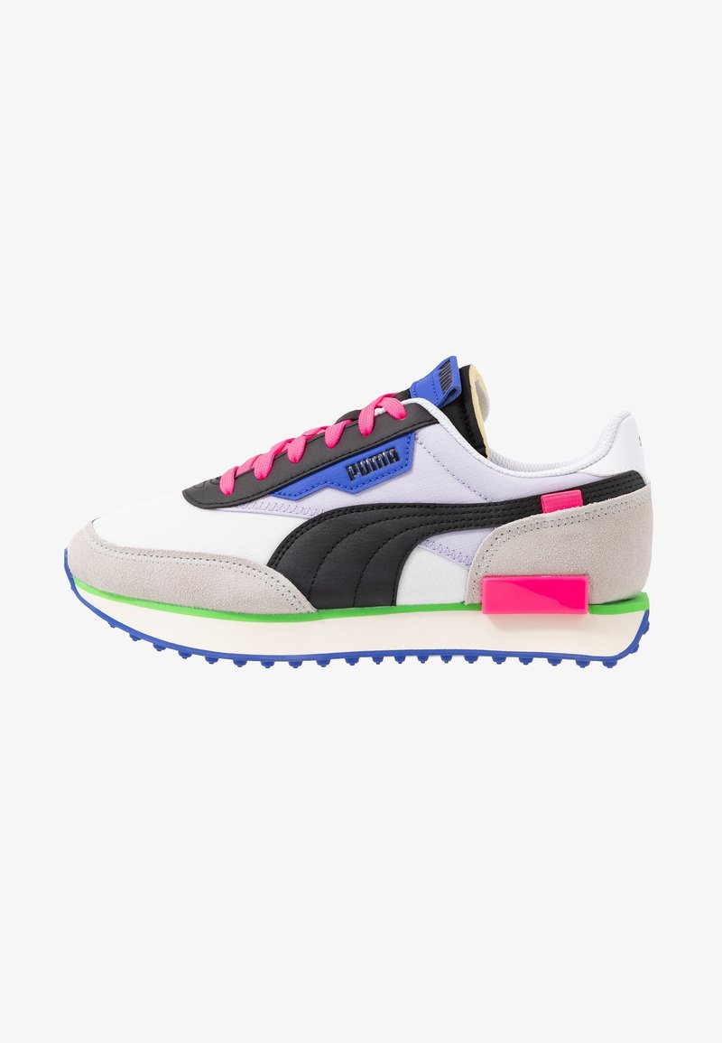 Baskets basses Puma avec mesh blanc, bande en cuir noir, suède gris, lacets roses, accents bleus, bordure de la semelle intermédiaire verte et semelle extérieure bleue texturée.