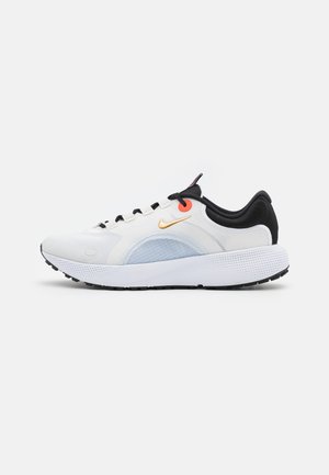 REACT ESCAPE RN - Nøytrale løpesko - summit white/metallic gold coin