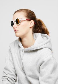 Sunheroes Occhiali da sole - matt white/red revo
