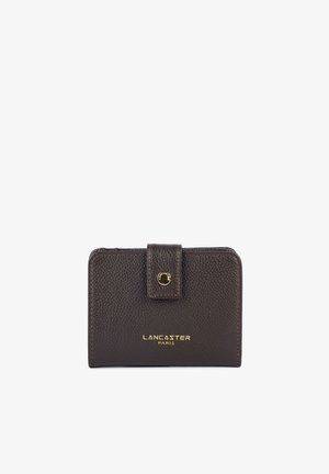 Portefeuille en cuir texturé marron foncé avec fermeture pression et logo doré "Lancaster Paris" sur le devant.