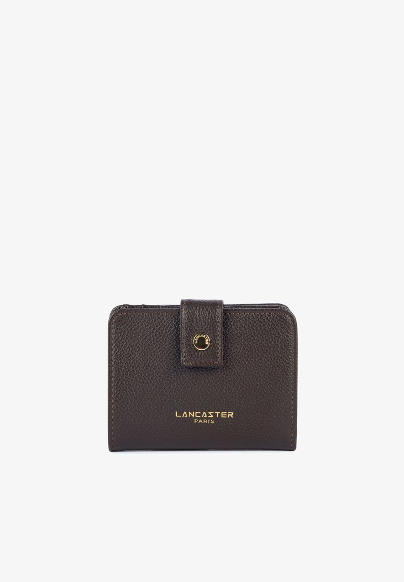 Portefeuille en cuir texturé marron foncé avec fermeture pression et logo doré "Lancaster Paris" sur le devant.