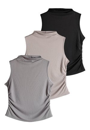 Szürke, bézs és fekete ujjatlan felsők, magas gallérral, ráncolt oldalakkal és puha, bordázott textúrával.