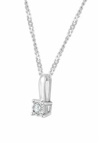 Sudraba kulons kaklā ar apaļu caurspīdīgu akmeni četru šķēru stiprinājumā, pievienots savērptām ķēdītei.