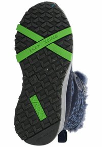 Suela de goma con una superficie texturizada, con una correa verde "ZONA FLEX", parte superior de color azul oscuro con un borde de piel de peluche y patrón de manchas.