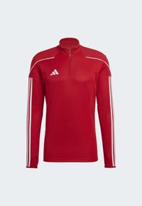 Pullover sportivo rosso con zip quarti, dotato di pannelli strutturati sulle spalle, strisce bianche lungo le maniche e logo Adidas sul petto.