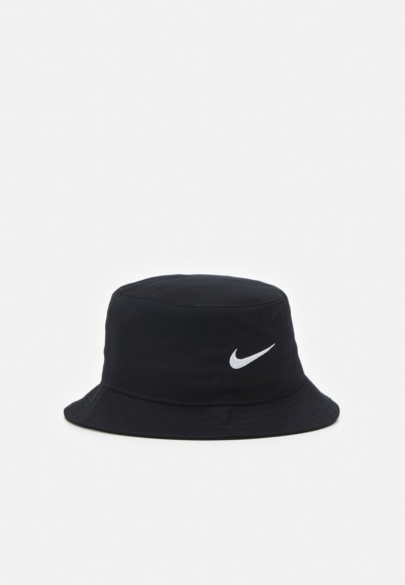 Chapéu tipo bucket preto feito de tecido leve, com um logotipo Nike branco na frente. Coroa redonda e macia com uma aba larga que desce.