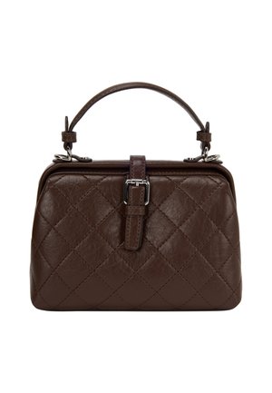 Brun quiltet læderhandbag med en struktureret form, der har et tophåndtag og en metallisk spændeaccent ved lukningen.