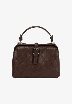 Bolso de cuero marrón acolchado con forma estructurada, que presenta un asa superior y un acento de hebilla metálica en el cierre.