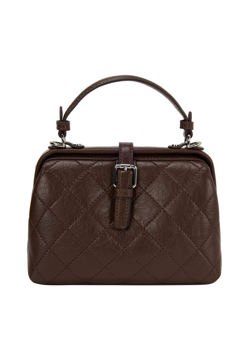 Brun quiltet læderhandbag med en struktureret form, der har et tophåndtag og en metallisk spændeaccent ved lukningen.