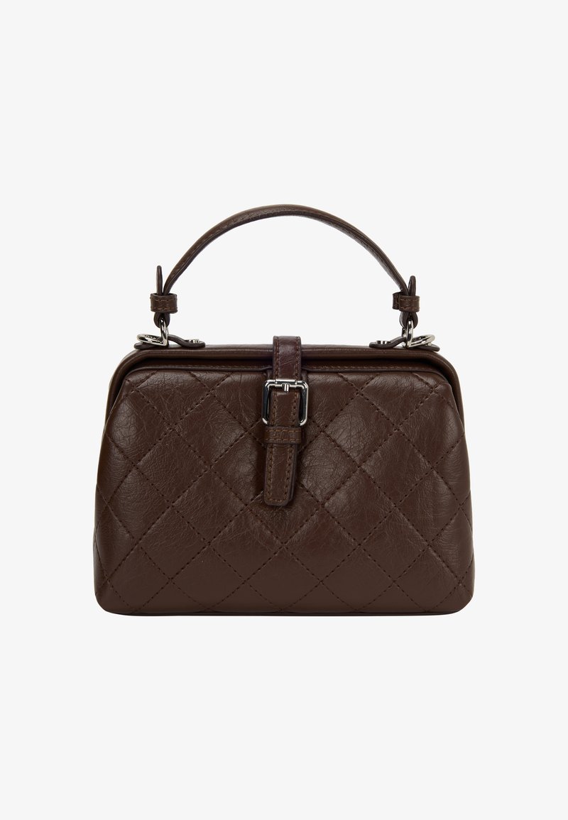 Brun quiltet læderhandbag med en struktureret form, der har et tophåndtag og en metallisk spændeaccent ved lukningen.