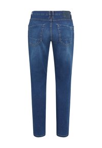 Jeans in denim blu scuro con taglio dritto, caratterizzati da tasche posteriori e un'etichetta in pelle sulla vita. Texture liscia e design classico.