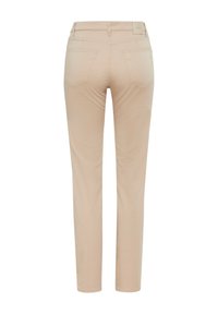 Pantalons beige slim fit en tissu lisse, dotés de deux poches arrière avec un accent subtil et d'une taille mi-haute.