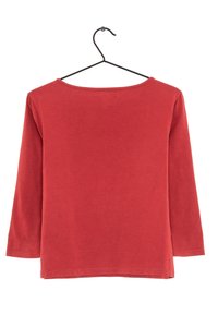 Červená košile s dlouhým rukávem vyrobená z jemné bavlny, s širokým výstřihem a rovnými lemy, bez viditelných vzorů nebo akcentů.