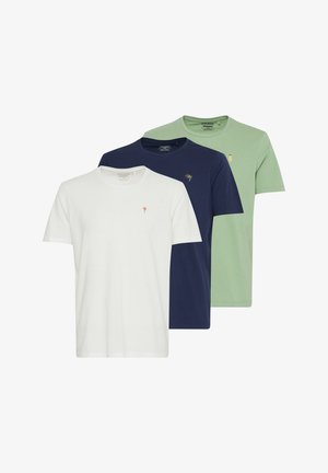 Paket med tre kortärmade t-shirts: vit, marinblå och grön. Varje tshirt har en liten, distinkt broderad design på bröstet.
