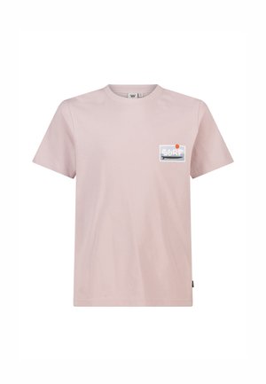 Lichtroze T-shirt met korte mouwen en een klein zakje met de tekst "Surf" en een rode stip erboven op de linkerborst.